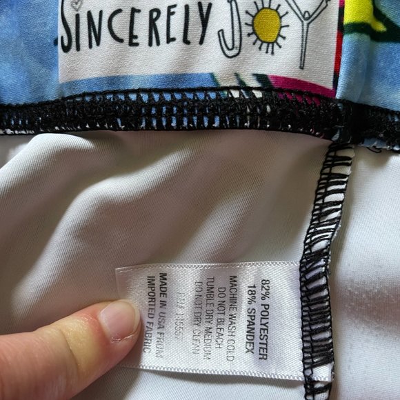 Artist-designed capri leggings - Picture 3 of 3